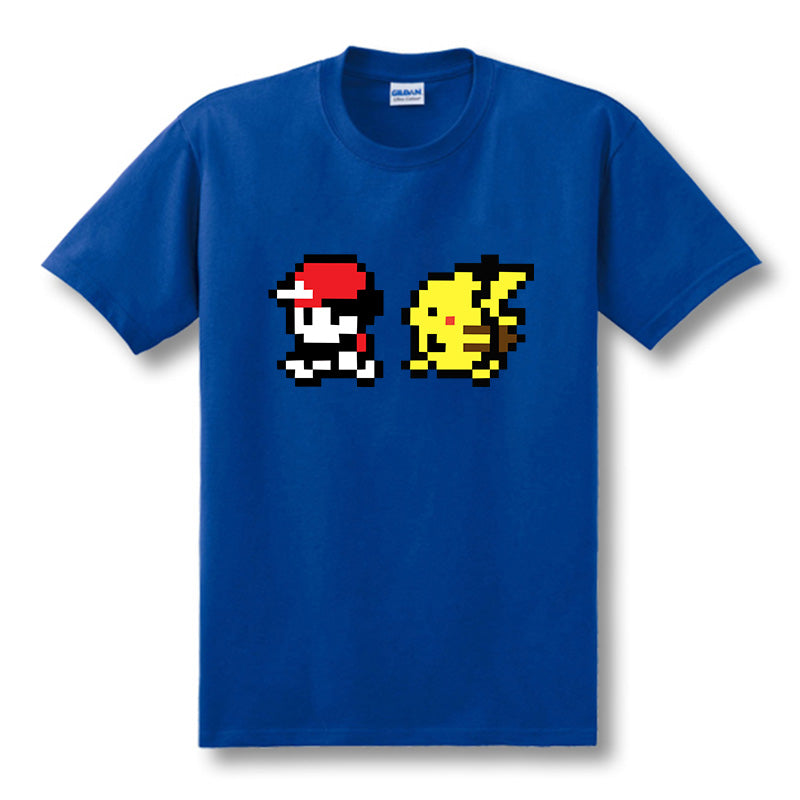 T-shirt Pokémon pixel bleu Sacha et Pikachu avec équivalences de tailles