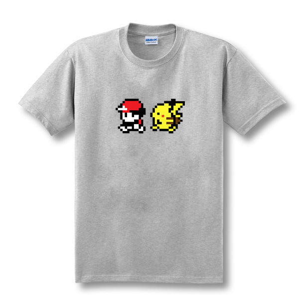 T-shirt Pokémon pixel bleu Sacha et Pikachu avec équivalences de tailles – Image 4